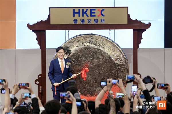 小米香港敲锣上市 雷军：锣是定制的 花了30万
